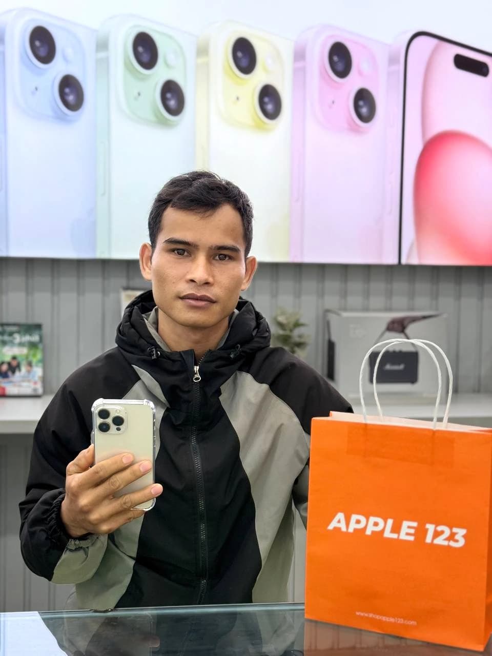 Niềm vui khi anh khách rước về chiếc iPhone 15 Pro tại Apple 123 Pleiku — chúc anh có những trải nghiệm tuyệt vời ✨