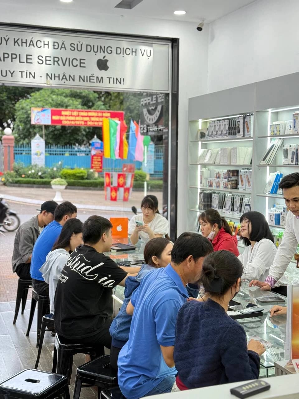 Không khí nhộn nhịp tại Apple 123 Pleiku. Cảm ơn quý khách đã tin tưởng và đồng hành cùng shop suốt 9 năm uy tín!