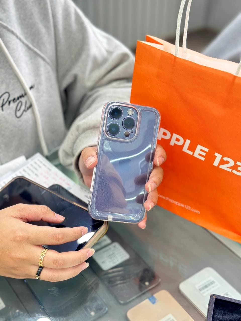 Khách hàng chuẩn bị khoác "áo mới" cho chiếc iPhone mới tại Apple 123 Pleiku. Chúc bạn trải nghiệm thật vui! ✨