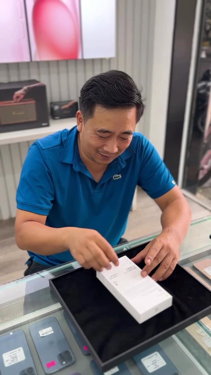 Khoảnh khắc khui hộp đầy phấn khởi của anh khách tại Apple 123. Chúc anh có những trải nghiệm tuyệt vời cùng sản phẩm mới!
