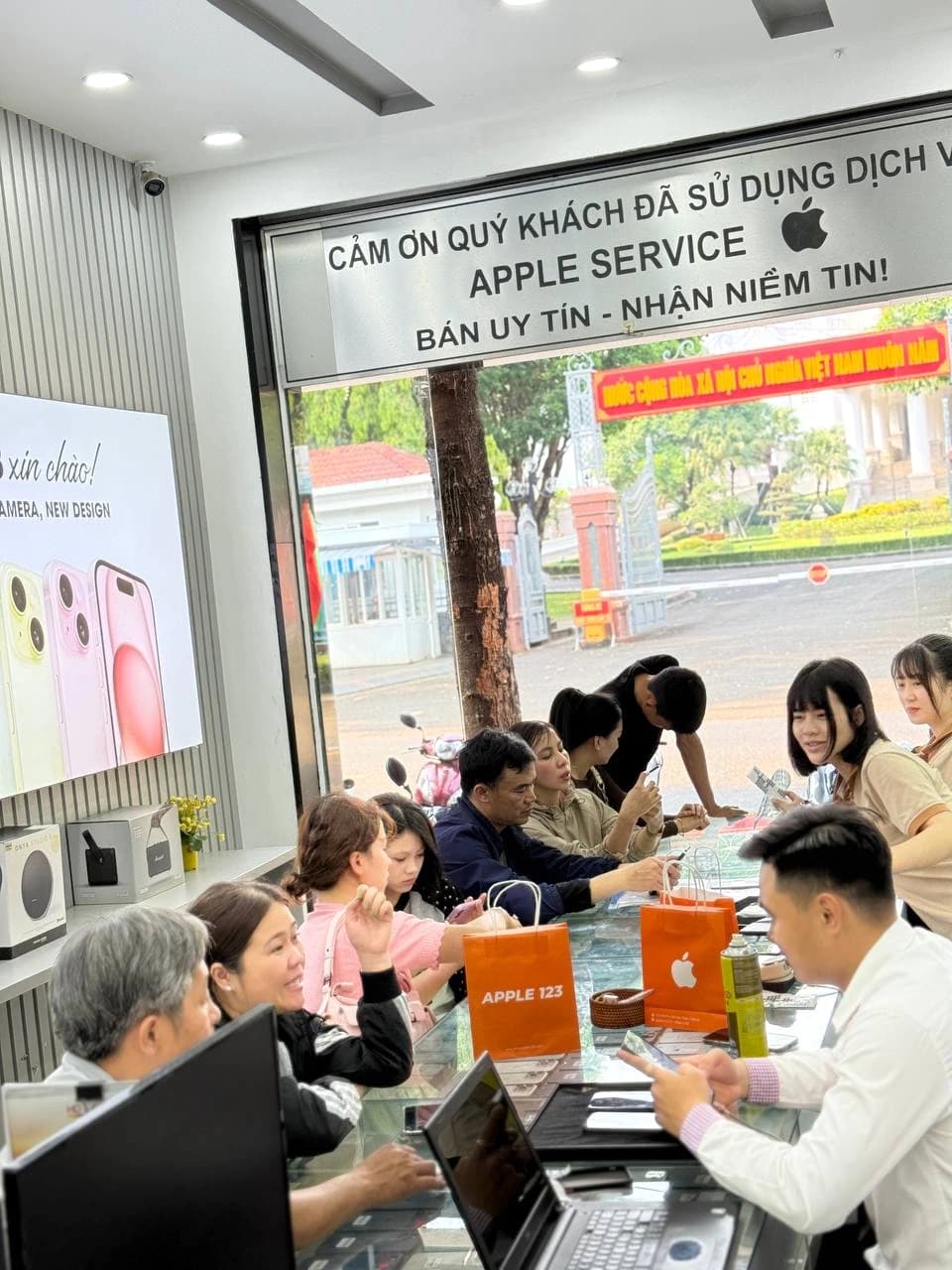 Không khí tấp nập tại Apple 123 Pleiku — niềm vui khi được phục vụ quý khách tin yêu suốt 9 năm uy tín.