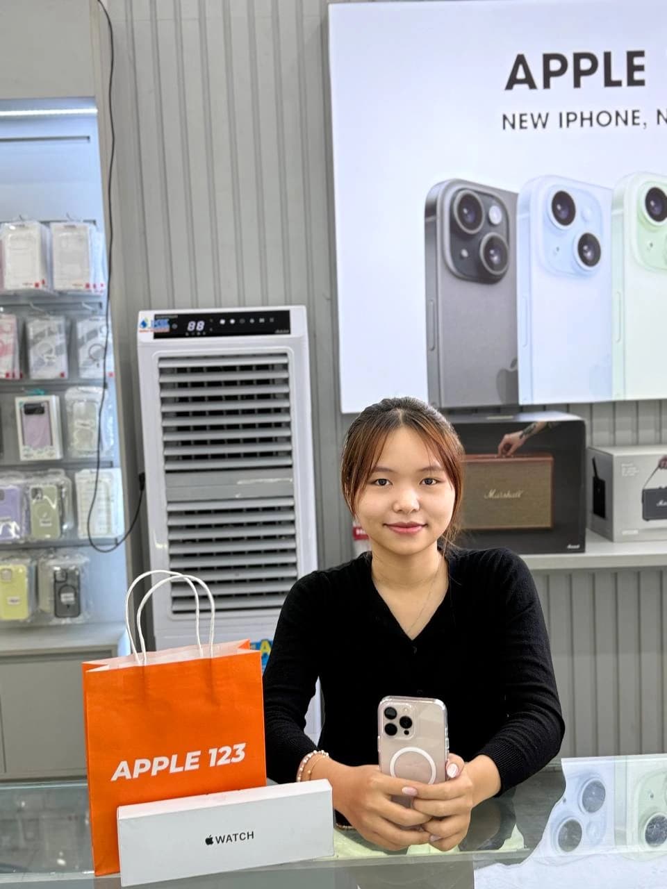 Hân hạnh đón chị khách rạng rỡ rinh ngay combo iPhone và Apple Watch tại Apple 123. Chúc chị trải nghiệm thật tuyệt vời! ❤️