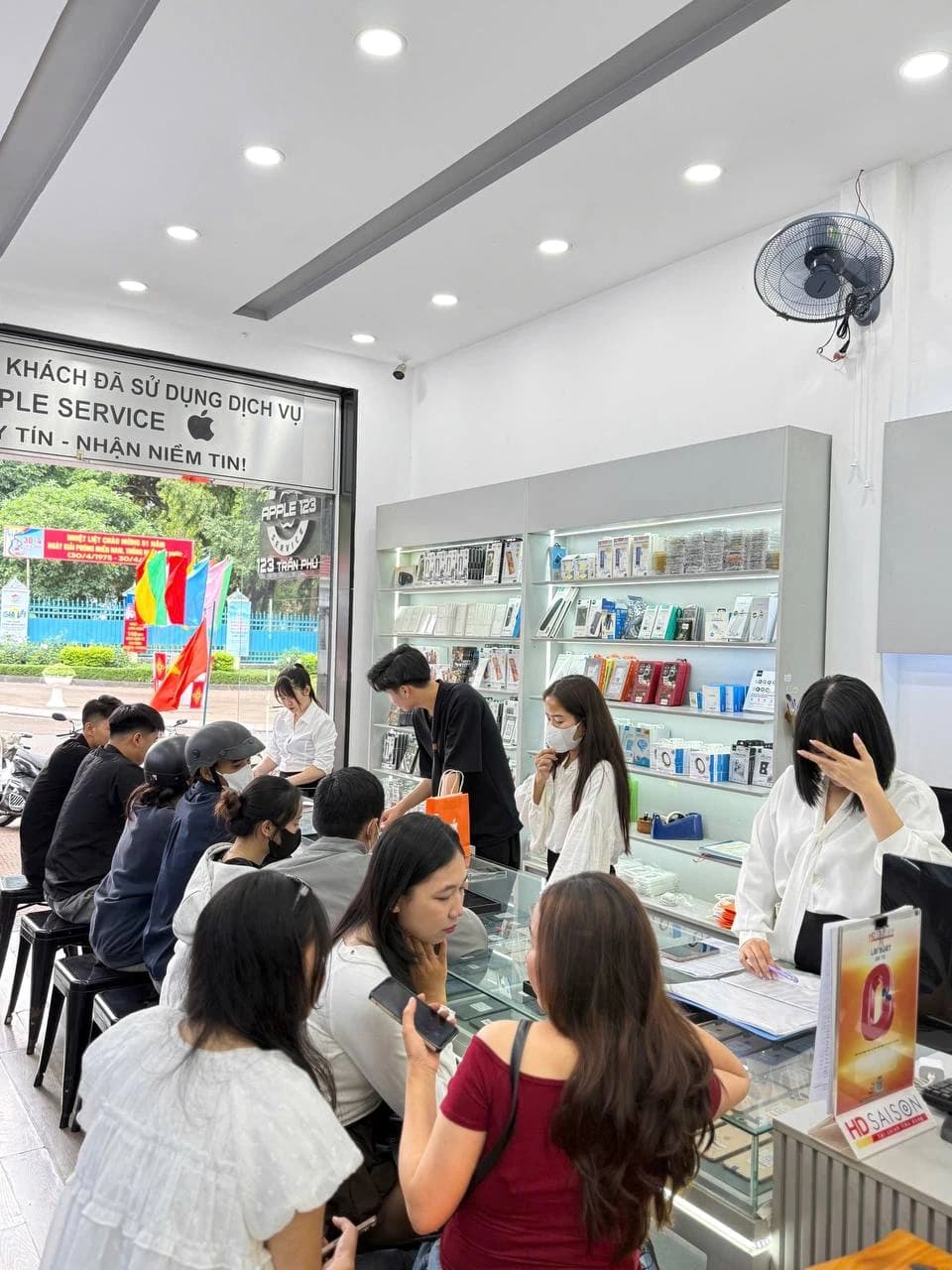 Không khí mua sắm nhộn nhịp tại Apple 123 Pleiku mỗi ngày là niềm vui lớn, cảm ơn quý khách đã tin yêu.