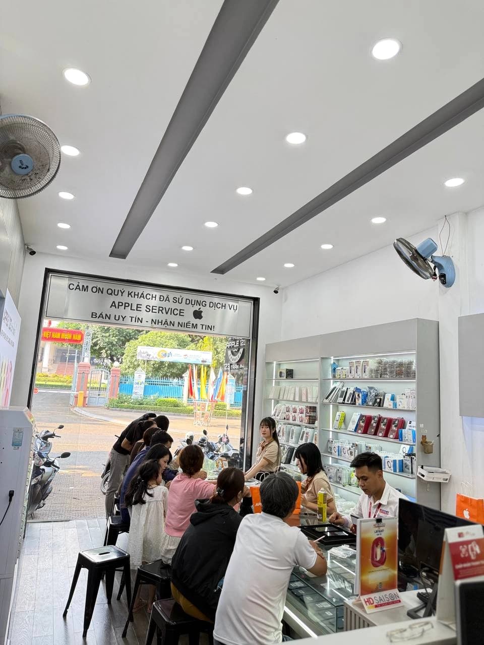 Ngày cuối tuần Shop Apple 123 Pleiku luôn rộn ràng khách ghé thăm — cảm ơn quý khách đã tin tưởng suốt 9 năm qua! ✨