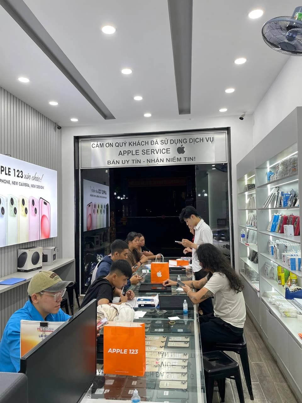 Không gian Apple 123 Pleiku luôn ấm cúng và tấp nập khách ghé thăm mỗi ngày, cảm ơn quý khách tin tưởng suốt 9 năm.