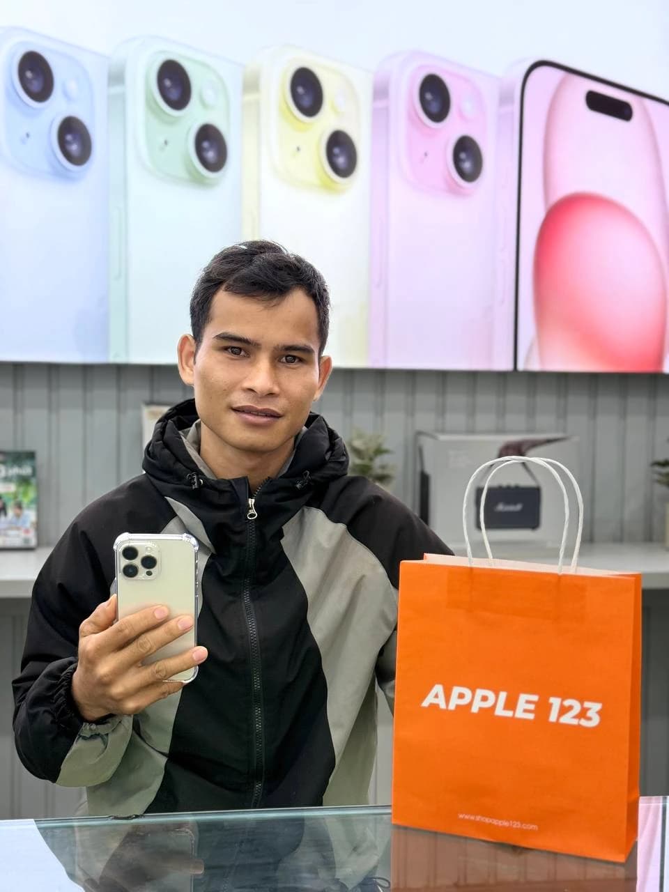 Apple 123 Pleiku cảm ơn anh khách đã tin yêu chọn iPhone 15 Pro — 9 năm đồng hành cùng công nghệ đỉnh cao! ✨