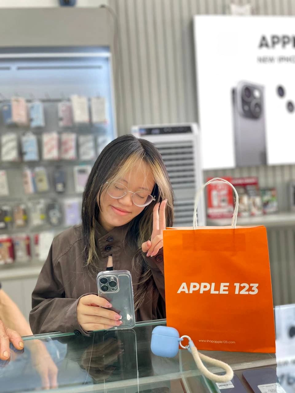 Nụ cười rạng rỡ của khách yêu bên iPhone 15 Pro mới tại Apple 123. Chúc bạn trải nghiệm thật vui! ✨