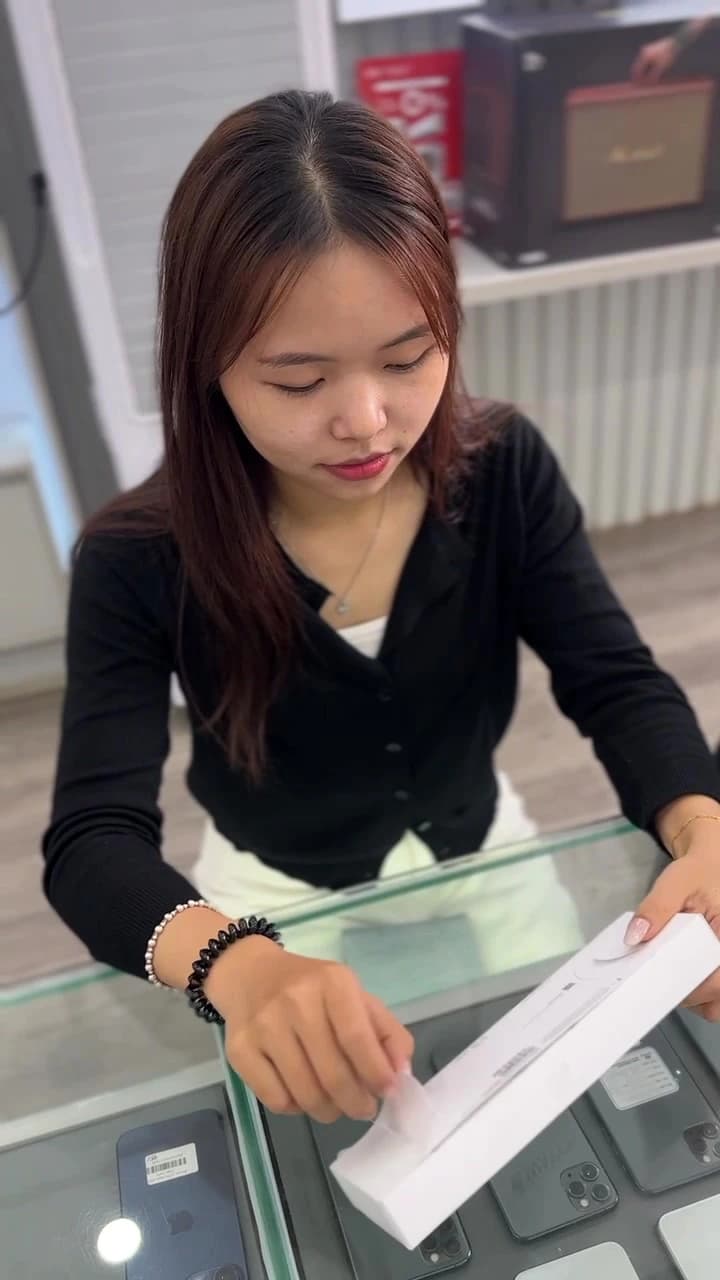 Khoảnh khắc khui hộp Apple Pencil đầy thích thú tại Apple 123. Cảm ơn quý khách đã luôn tin tưởng shop suốt 9 năm!