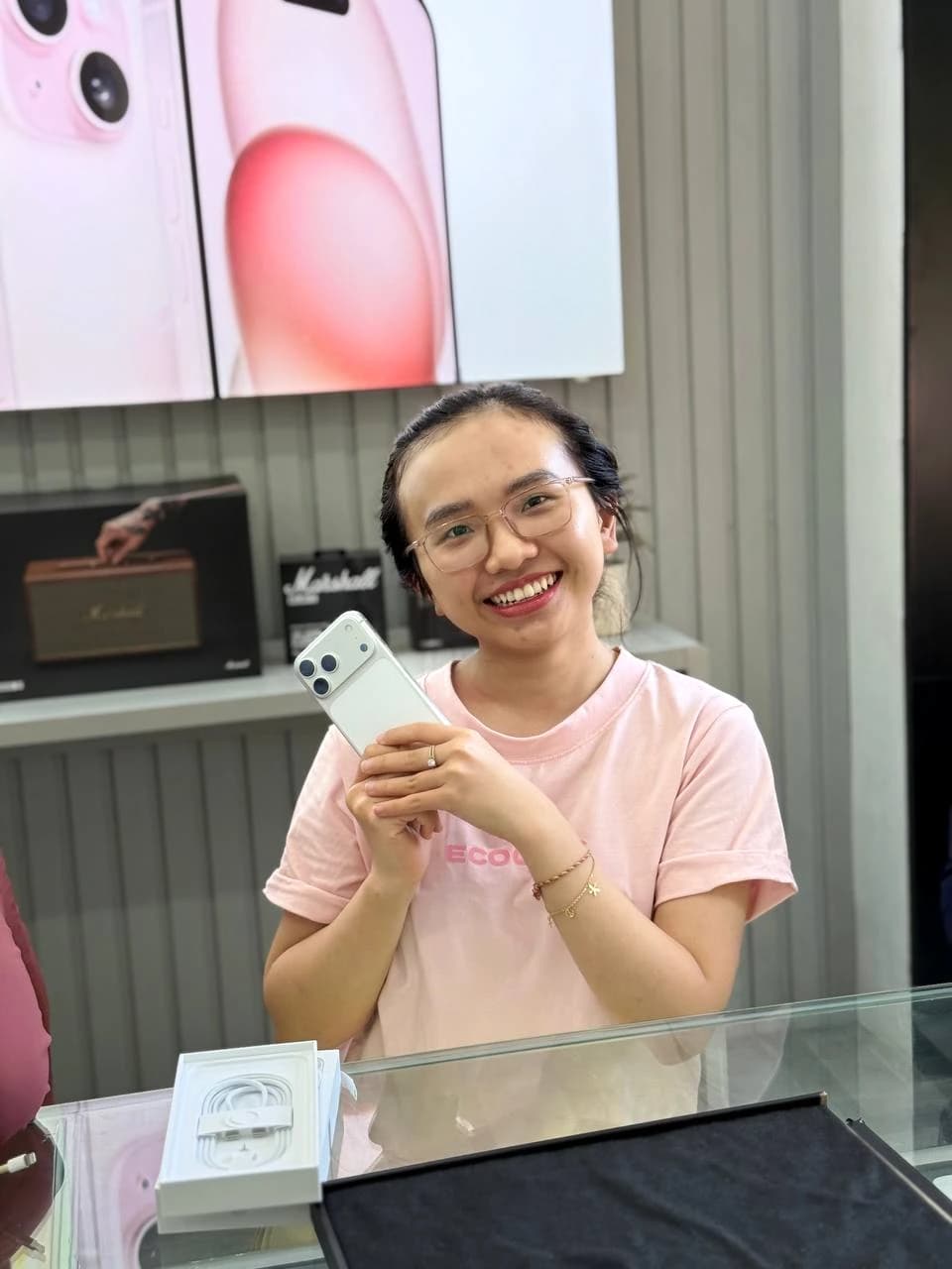 Chúc mừng chị khách xinh đẹp với chiếc iPhone 15 mới tinh tươm. Apple 123 hân hạnh đồng hành cùng niềm vui này! 😊