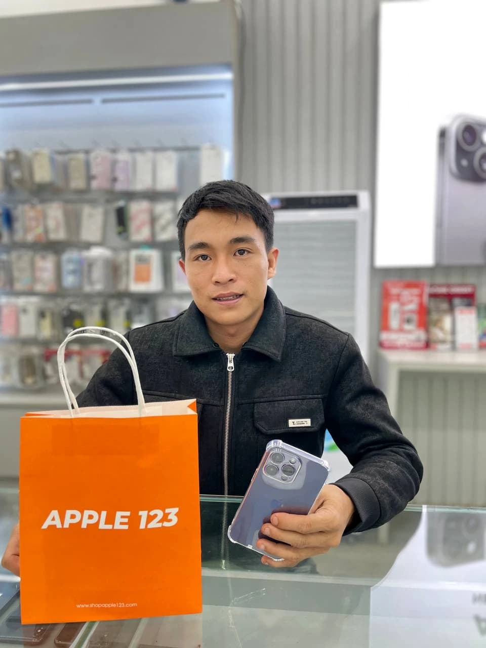 Apple 123 Pleiku cảm ơn anh khách đã tin tưởng chọn iPhone 15 Pro Max. Chúc anh có trải nghiệm công nghệ thật đỉnh!