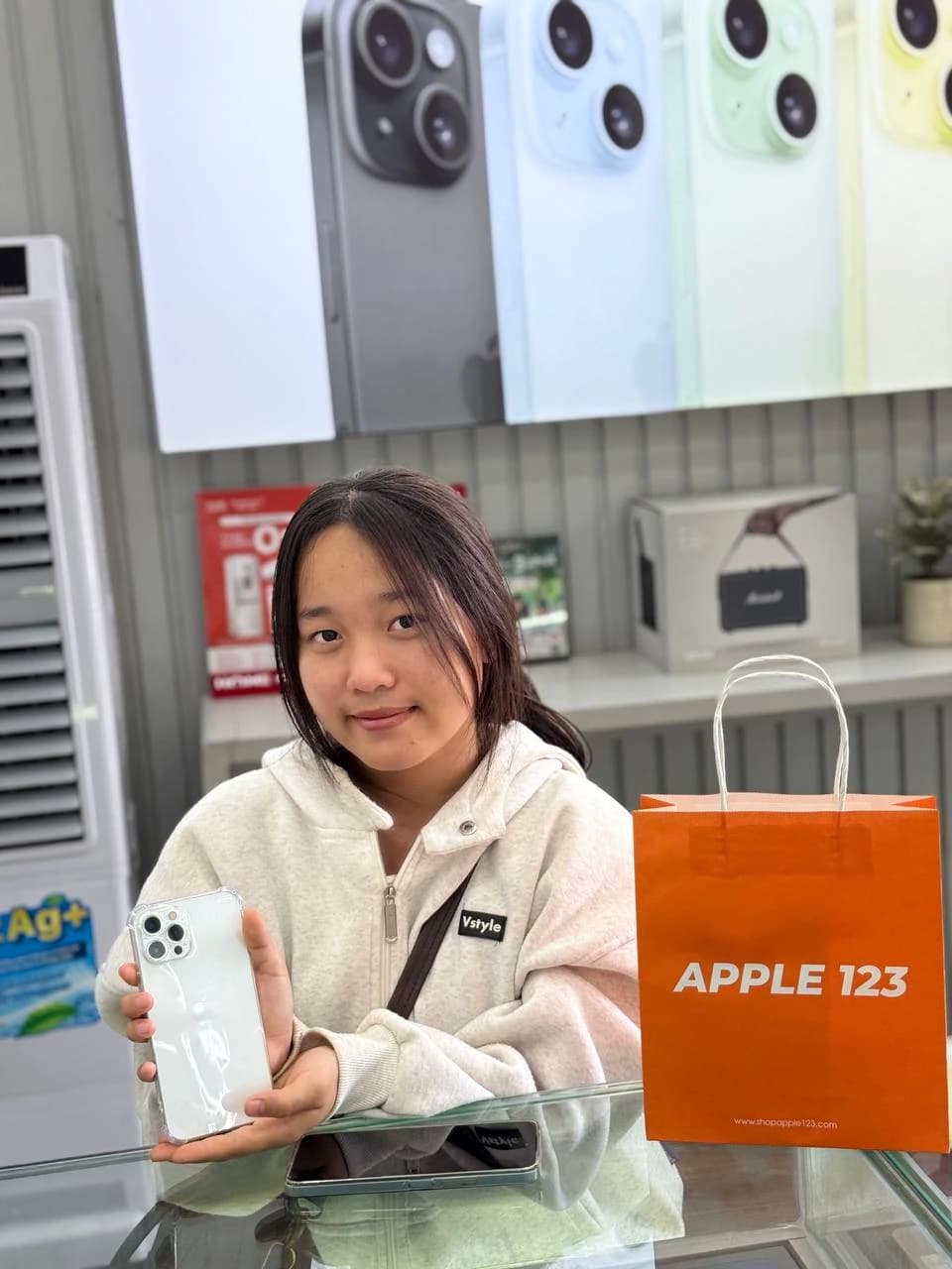Niềm vui khi khách trẻ xinh đẹp đón iPhone mới tại Apple 123 Pleiku. Chúc bạn trải nghiệm thật tuyệt vời! ❤️
