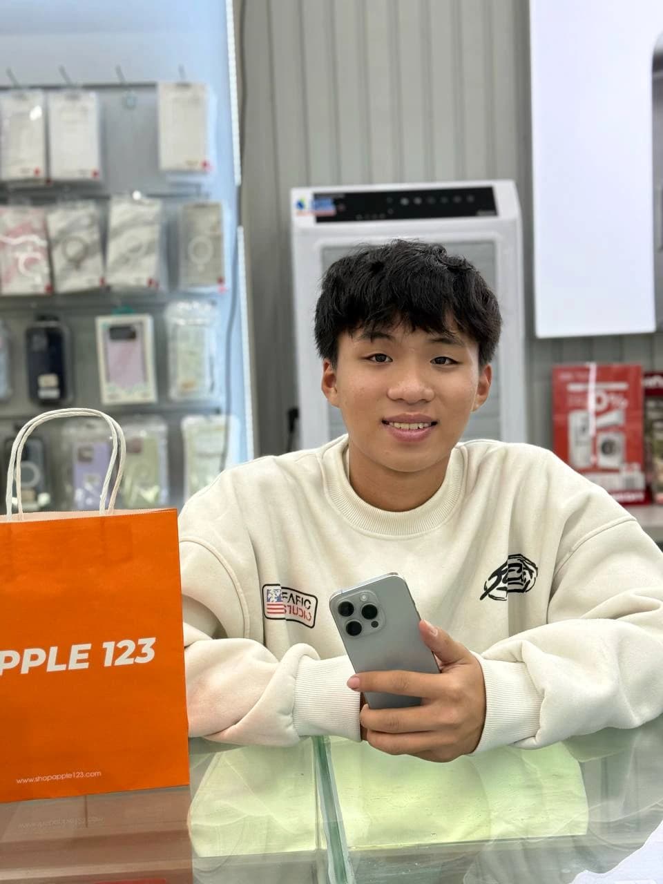 Thật vui khi đón anh khách ghé Apple 123 rinh ngay chiếc iPhone 15 Pro mới. Chúc anh có trải nghiệm tuyệt vời cùng dế yêu!