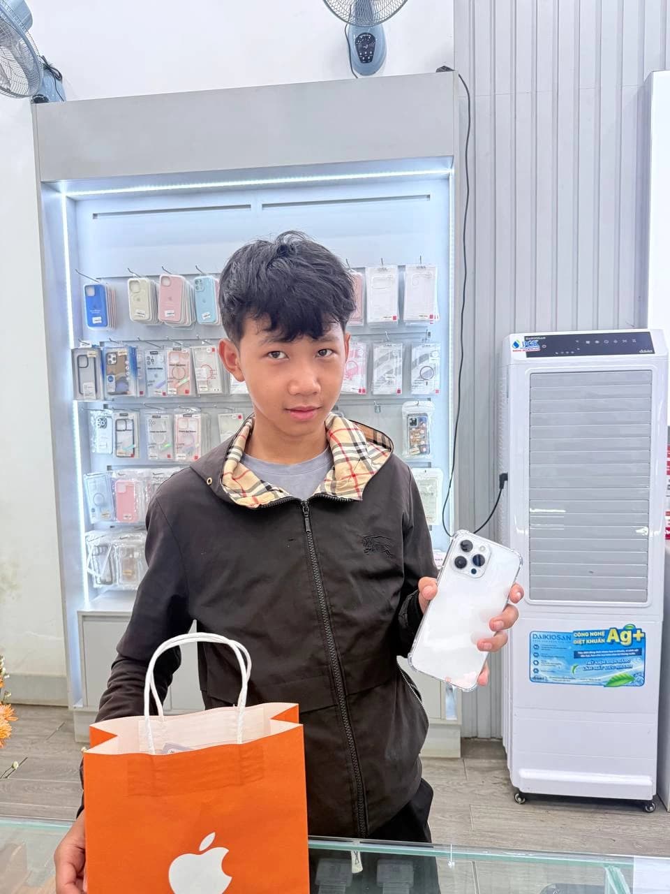 Shop Apple 123 cảm ơn anh khách đã tin tưởng lựa chọn iPhone Pro Max mới, chúc anh trải nghiệm tuyệt vời nhé!