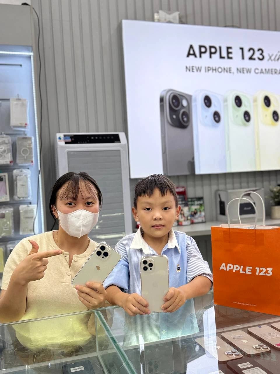 Niềm vui rạng rỡ khi iPhone Pro mới tìm được chủ nhân tại Apple 123 Pleiku. Cảm ơn khách đã tin yêu suốt 9 năm!