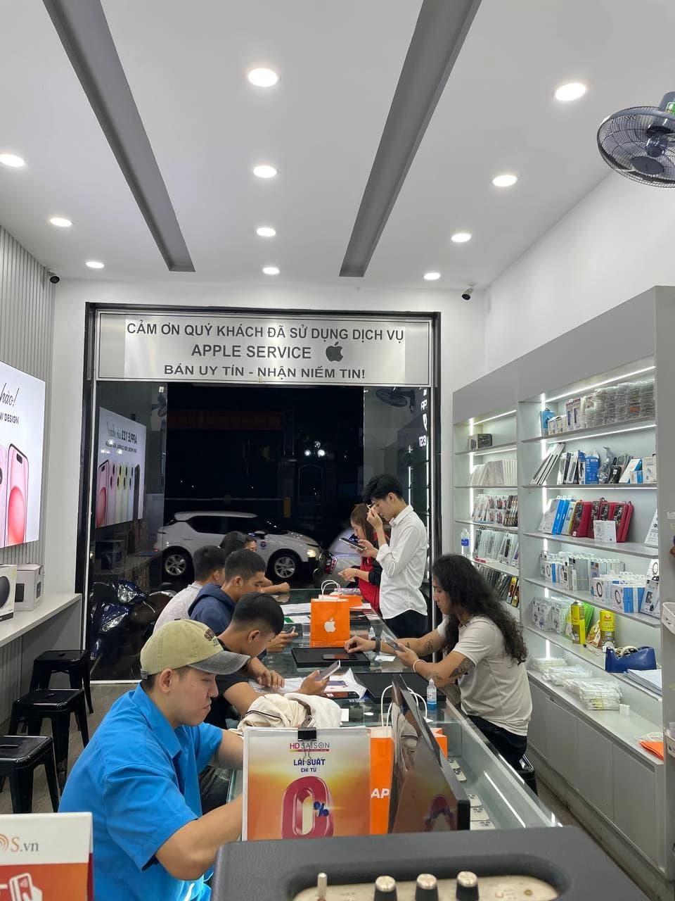 Shop Apple 123 Pleiku luôn tấp nập khách ghé thăm — cảm ơn quý khách đã tin chọn chúng tôi suốt 9 năm qua!