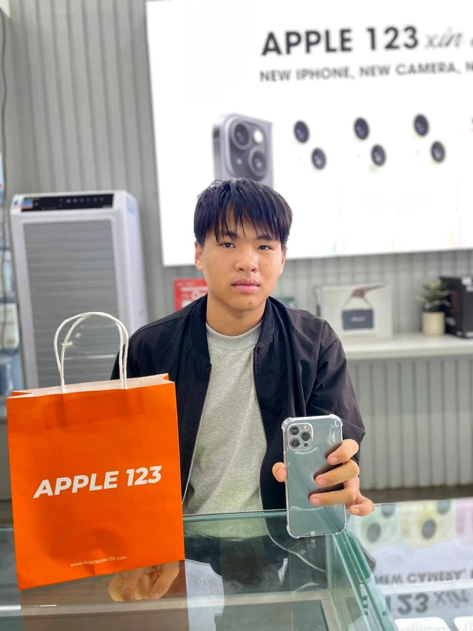 Cảm ơn anh khách đã tin tưởng chọn iPhone mới tại Apple 123 Pleiku — chúc anh trải nghiệm thật vui!
