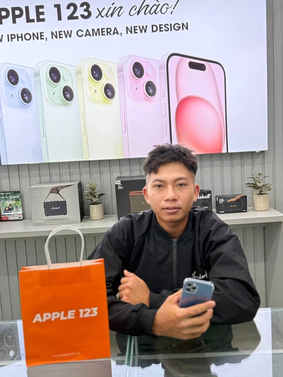 Hân hoan đón anh khách với chiếc iPhone Pro mới tại Apple 123 — cảm ơn đã tin chọn shop 9 năm uy tín!