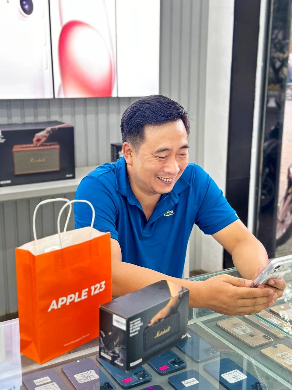 Nụ cười rạng rỡ của anh khách khi chọn sản phẩm tại Apple 123 Pleiku — chúc anh trải nghiệm thật ưng ý!