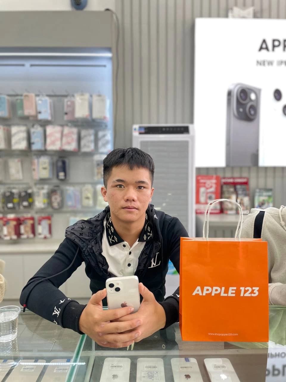 Niềm vui khi Apple 123 Pleiku đón thêm thành viên mới cùng chiếc iPhone, tiếp nối 9 năm uy tín.
