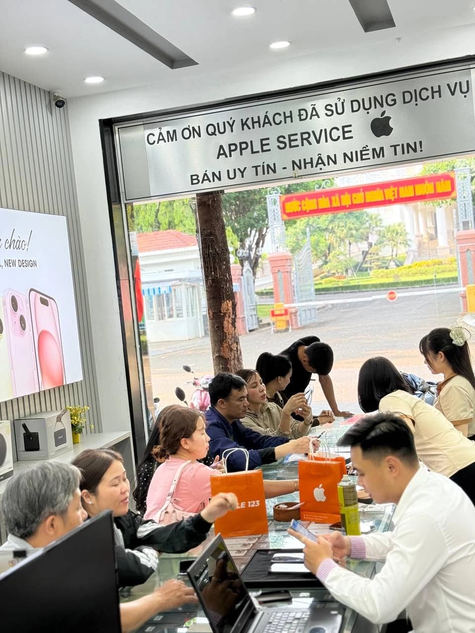 Apple 123 Pleiku lại rộn ràng đón những vị khách thân thiết ghé thăm — cảm ơn quý khách đã tin tưởng suốt 9 năm qua.