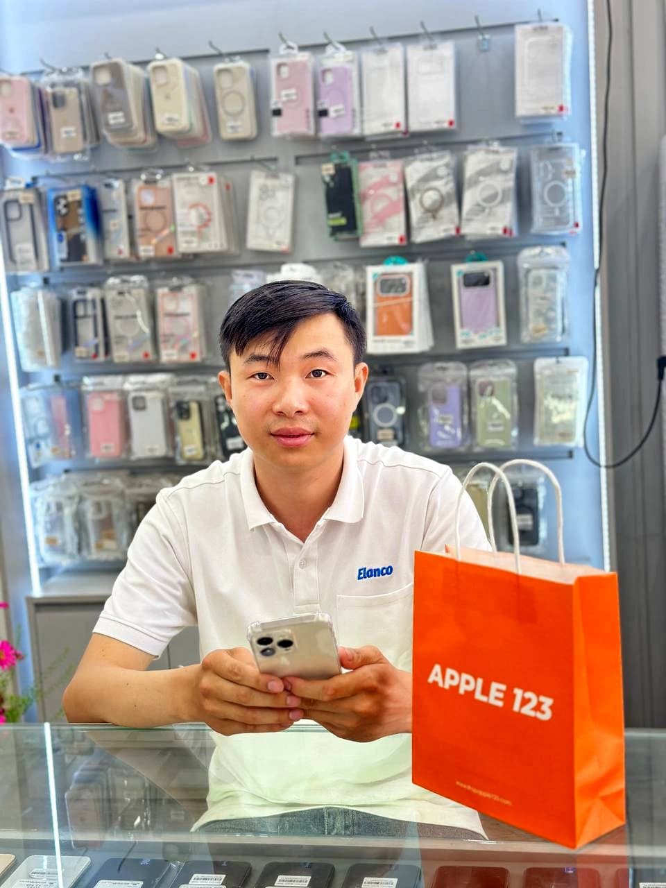 Apple 123 Pleiku rất vui được đón anh khách sắm iPhone mới. Cảm ơn sự tin tưởng suốt 9 năm qua!