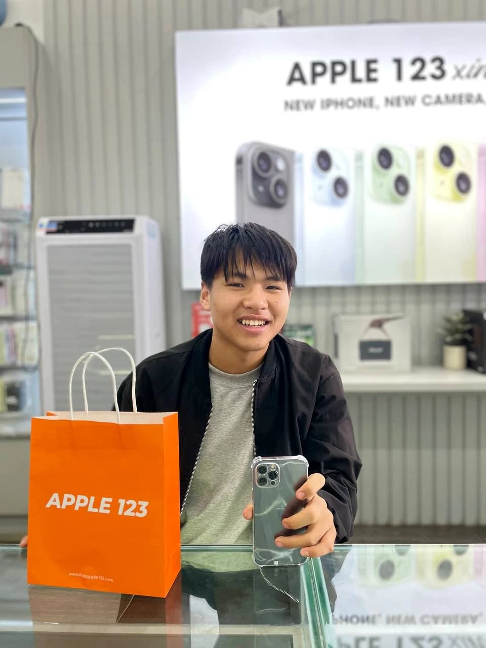 Nụ cười rạng rỡ của anh khách khi sở hữu iPhone 15 Pro mới tại Apple 123. Chúc anh trải nghiệm thật vui! ✨