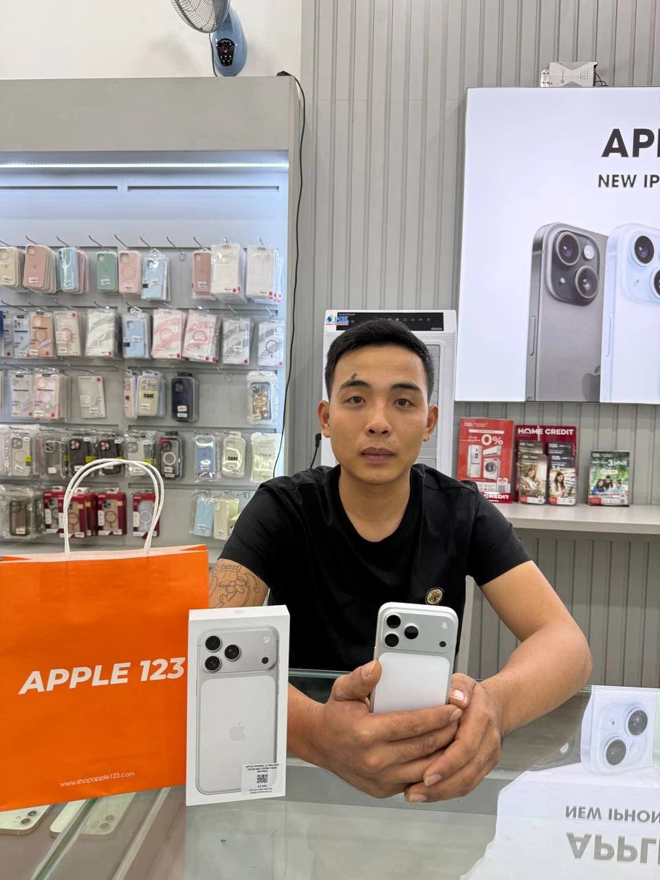 Cảm ơn anh khách đã tin chọn chiếc iPhone 15 Pro trắng tinh khôi tại Apple 123 — chúc anh nhiều trải nghiệm thú vị nhé! ❤️