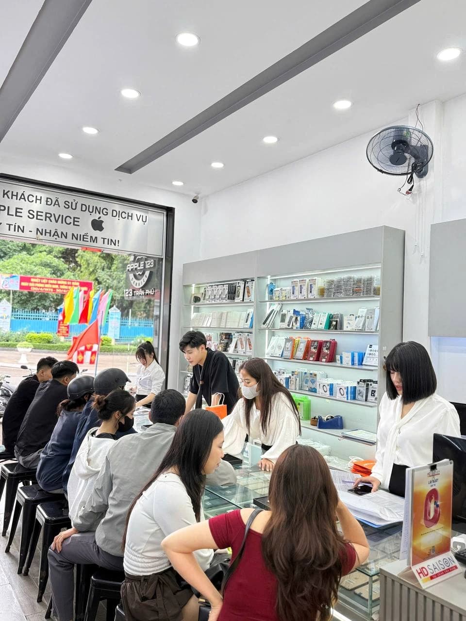 Shop Apple 123 Pleiku luôn rộn ràng đón khách, cảm ơn quý khách đã tin tưởng và ủng hộ chúng tôi suốt 9 năm qua!