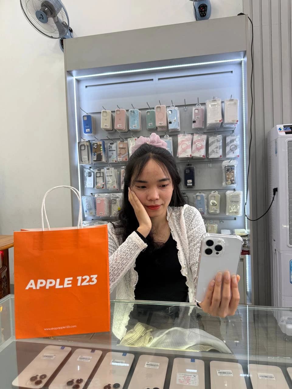 Niềm vui rạng rỡ của khách yêu khi sở hữu iPhone 15 Pro mới tại Apple 123 Pleiku. Chúc bạn có trải nghiệm thật tuyệt vời! ❤️