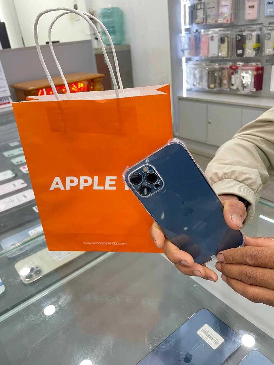 Khoảnh khắc khui hộp chiếc iPhone mới đầy phấn khởi tại Shop Apple 123. Chúc quý khách trải nghiệm thật vui!