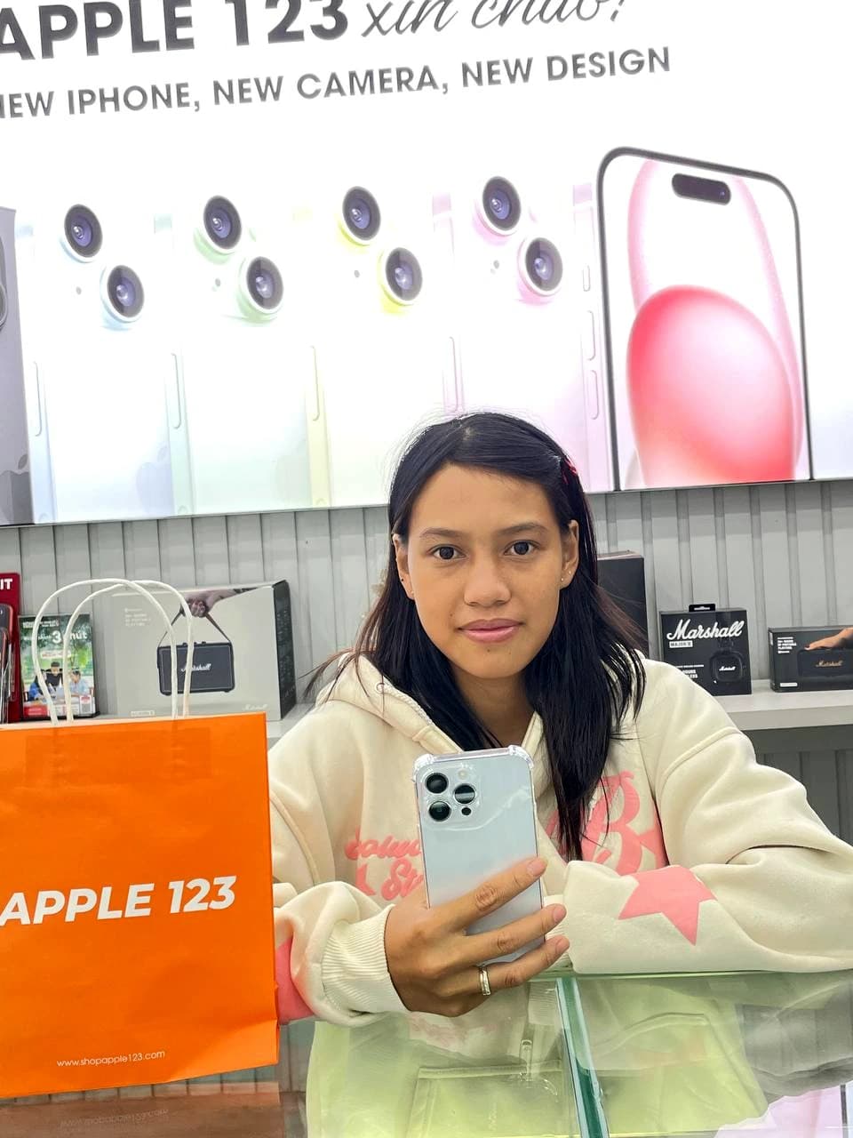 Cảm ơn chị khách đã tin tưởng chọn iPhone 15 Pro tại Apple 123. Chúc chị có những trải nghiệm thật vui ❤️
