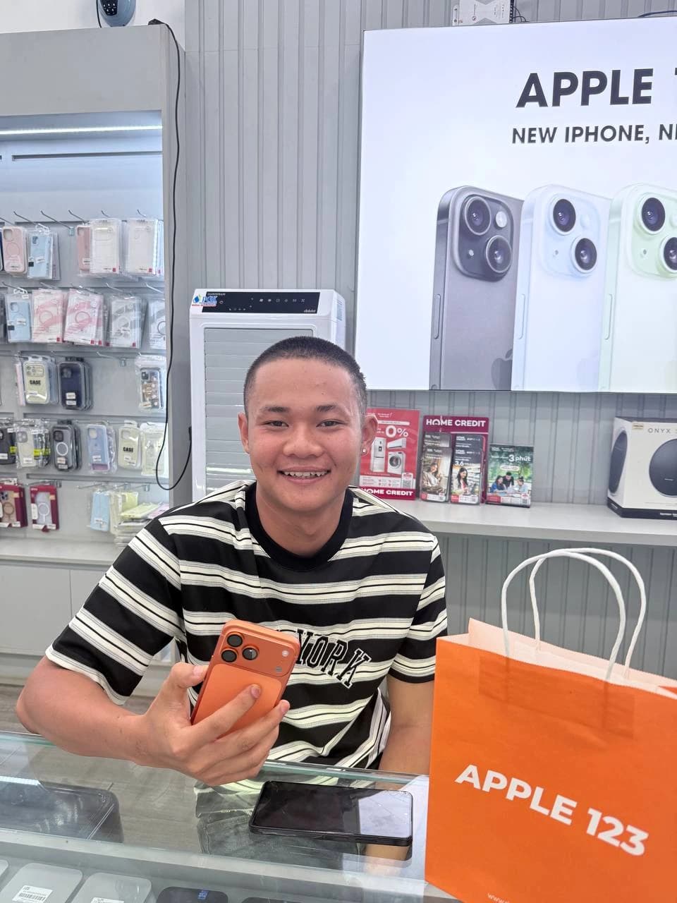 Cảm ơn anh khách đã tin tưởng chọn chiếc iPhone 15 với ốp màu cam nổi bật tại Apple 123. Chúc anh trải nghiệm thật vui!