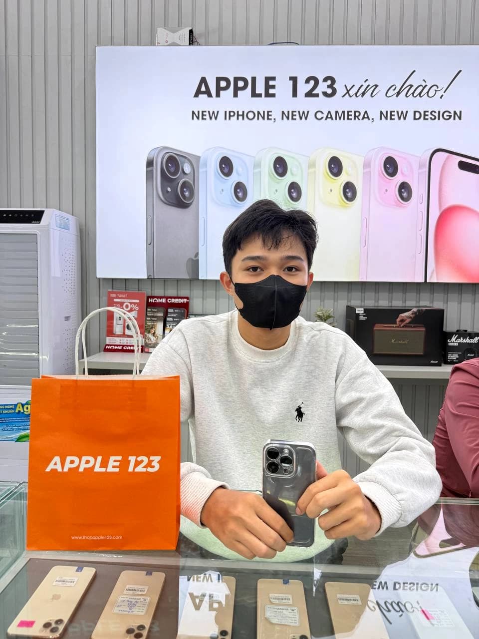 Cảm ơn anh khách đã tin tưởng chọn chiếc iPhone Pro mới tại Apple 123 Pleiku, chúc anh trải nghiệm thật vui!