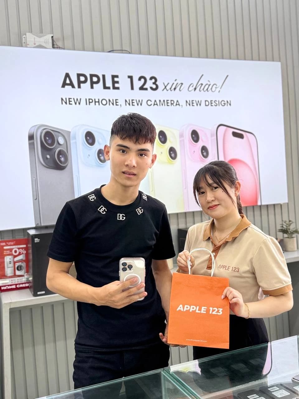 Cảm ơn anh khách đã tin chọn iPhone 15 Pro tại Apple 123 Pleiku. Chúc anh có trải nghiệm tuyệt vời cùng dế yêu mới!