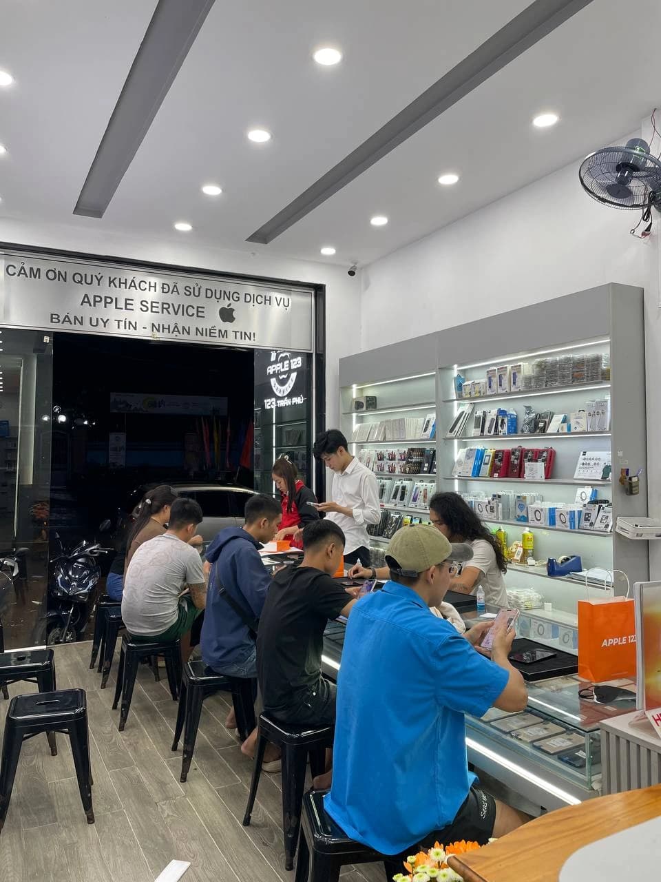 Không khí cuối tuần tại Apple 123 Pleiku thật tấp nập — cảm ơn sự tin tưởng của quý khách trong 9 năm qua.