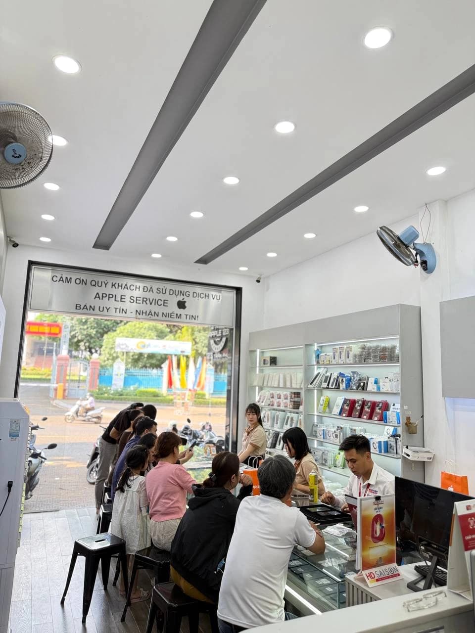 Apple 123 Pleiku luôn vui mừng đón tiếp quý khách ghé thăm. Cảm ơn đã tin tưởng và đồng hành cùng shop suốt 9 năm qua!