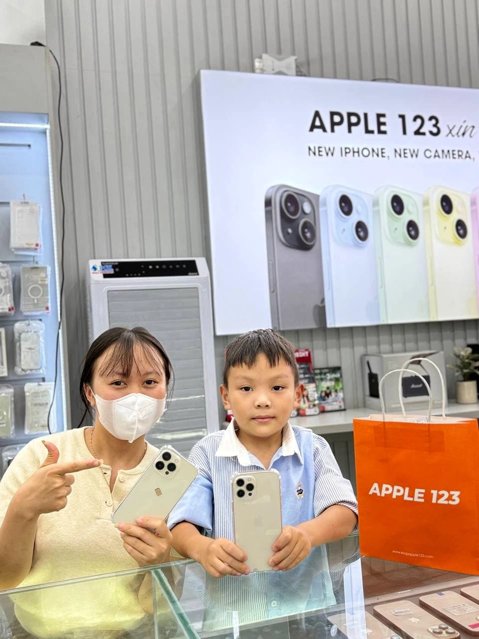 Cảm ơn mẹ và bé đã tin chọn iPhone 15 Pro tại Apple 123. Chúc gia đình có những trải nghiệm thật vui vẻ! ❤️