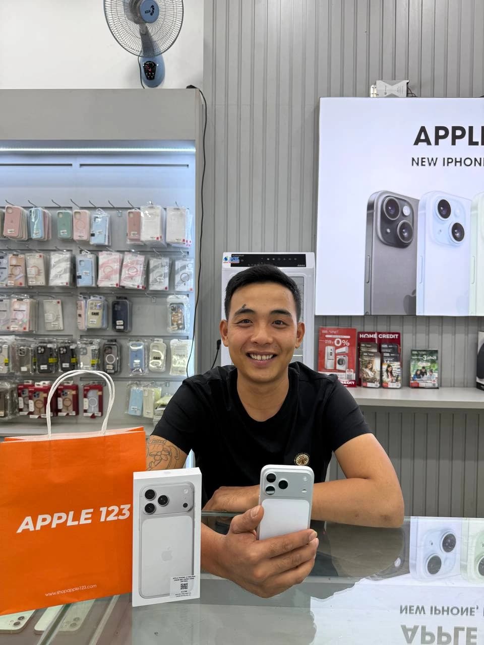 Cảm ơn anh khách đã tin tưởng Shop Apple 123 Pleiku và rinh ngay chiếc iPhone 15 mới. Chúc anh trải nghiệm thật ưng ý! ❤️