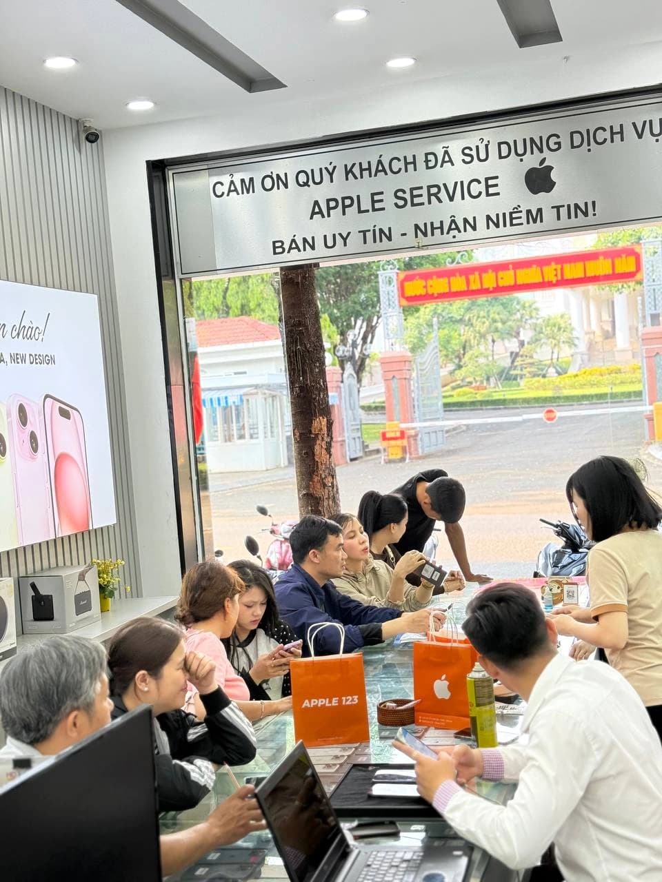 Không gian Apple 123 Pleiku luôn rộn ràng khách ghé thăm mỗi ngày. Cảm ơn quý khách đã tin chọn chúng tôi suốt 9 năm qua!