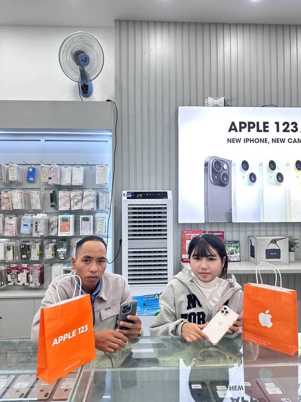 Niềm vui tại Apple 123 Pleiku khi đón hai khách hàng tin chọn iPhone mới. Cảm ơn sự đồng hành suốt 9 năm!