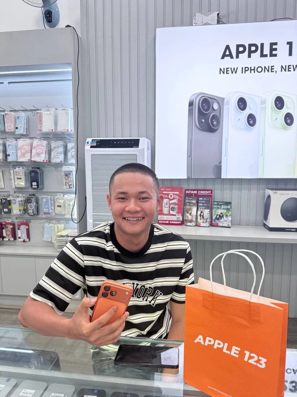 Cảm ơn anh khách đã tin tưởng chọn iPhone mới màu cam tại Shop Apple 123. Chúc anh trải nghiệm thật vui vẻ!