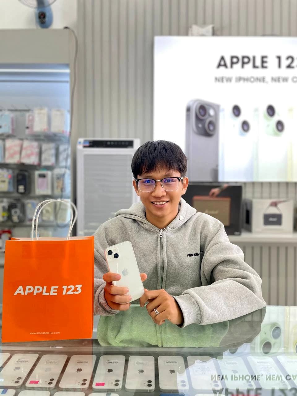 Cảm ơn anh khách trẻ đã tin tưởng Apple 123 Pleiku suốt 9 năm qua để chọn iPhone mới. Chúc anh trải nghiệm vui vẻ!