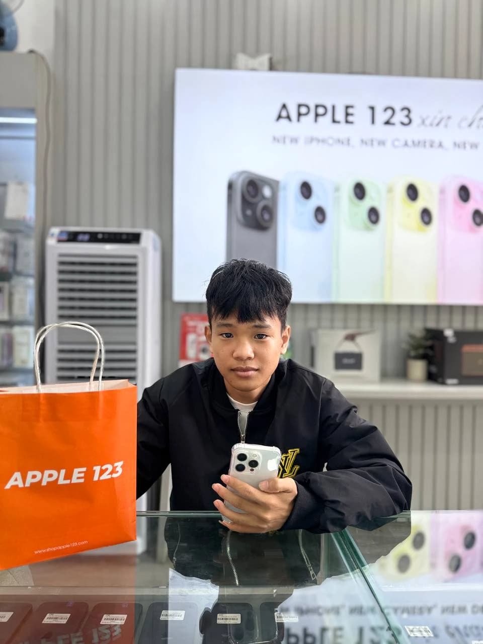 Cảm ơn anh khách đã tin tưởng chọn iPhone 15 Pro tại Apple 123 Pleiku — chúc anh trải nghiệm thật vui!
